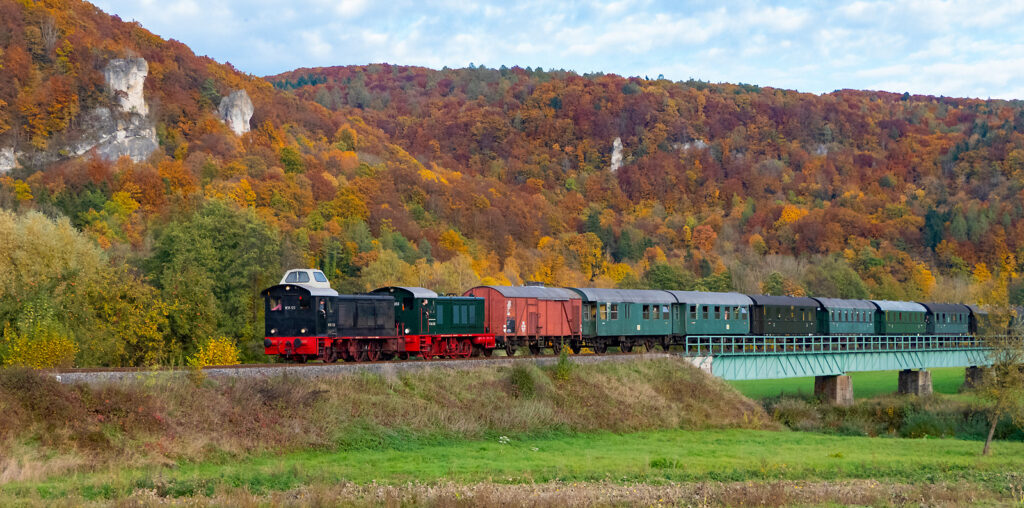 Zwei Dieselloks Baureihe V36 auf Neideckbrücke im herbstlichen Wiesenttal