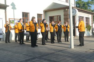 Musikkappelle spielt vor Bahnhofsgebäude Eberannstadt