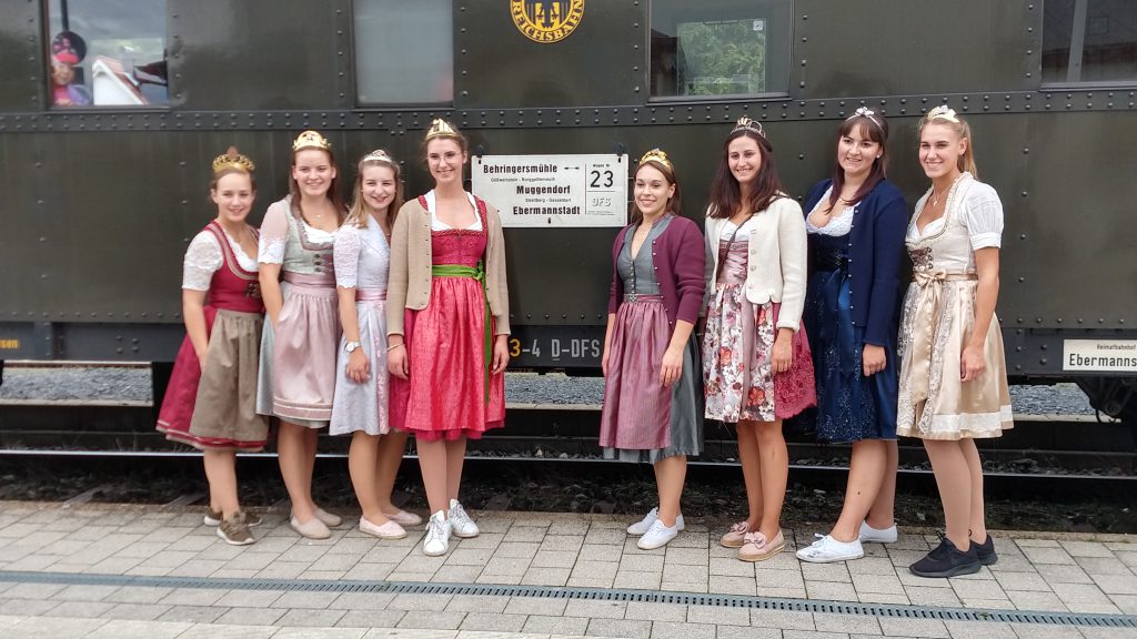 Weinhoheiten vor historischem Eisenbahnwaggon in Ebermannstadt