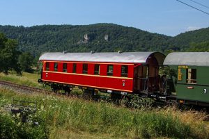 Rot lackierter, historischer Eisenbahnwaggon Nr. 29 der Dampfbahn Fränkische Schweiz